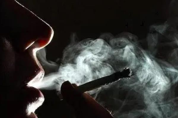造成公鸭嗓的原因，不科学使用声带或过度用嗓等均可能导致公鸭嗓