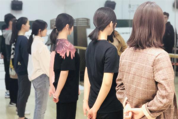 学播音主持多久出成果，最少学习半年以上