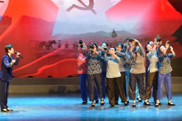 男生朗诵表演的造型要求，服装应与研究的内容搭配