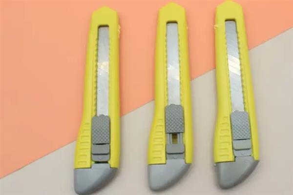 彩铅入门所需工具，要准备铅笔、画纸、橡皮等物品